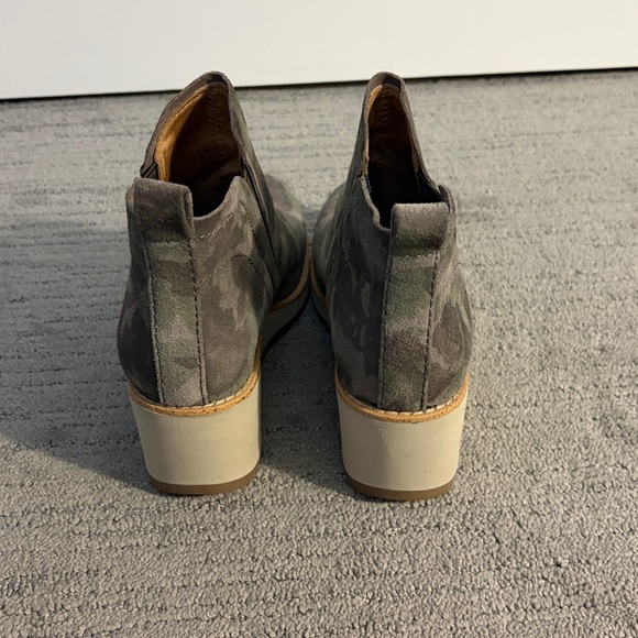 Sofft Emeree Olive Ankle Boots - Picture 3 of 5